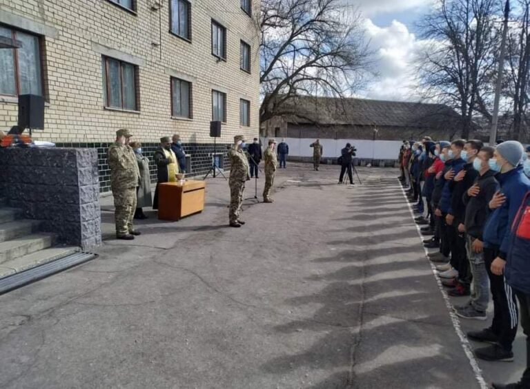 В ГЕНІЧЕСЬКОМУ РАЙОНІ ВІДБУЛАСЯ ВІДПРАВКА ПРИЗОВНИКІВ НА СТРОКОВУ СЛУЖБУ ДО ЛАВ ЗБРОЙНИХ СИЛ УКРАЇНИ